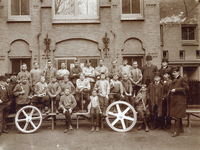 350970 Groepsportret van leraren en leerlingen van de Ambachtsschool (Schoolplein 28b) te Utrecht.